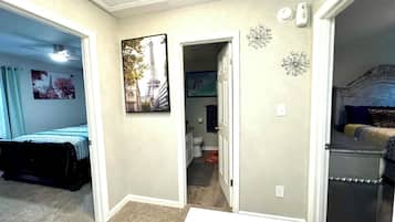 Tabla de planchar con plancha, wifi, ropa de cama