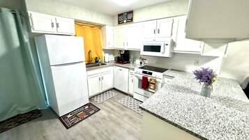 Micro-ondes, four, plaque de cuisson, lave-vaisselle