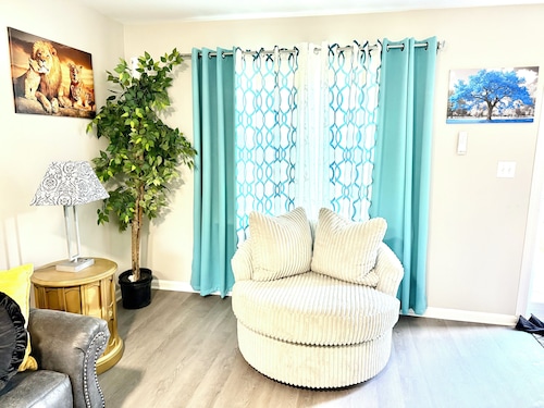 Charming 2-bedroom townhome in amazing Greenville, NC. 1 mile from ECU.