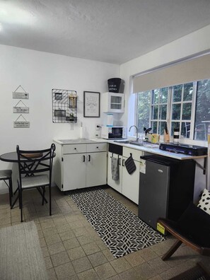 Geladeira, micro-ondas, cooktop, chaleira elétrica