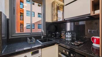 Kühlschrank, Mikrowelle, Ofen, Herdplatte