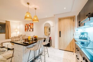 Fridge, microwave, oven, stovetop - NEW Apartment Central 1BR-Queensize, AC&Terrace (Marrakesh)