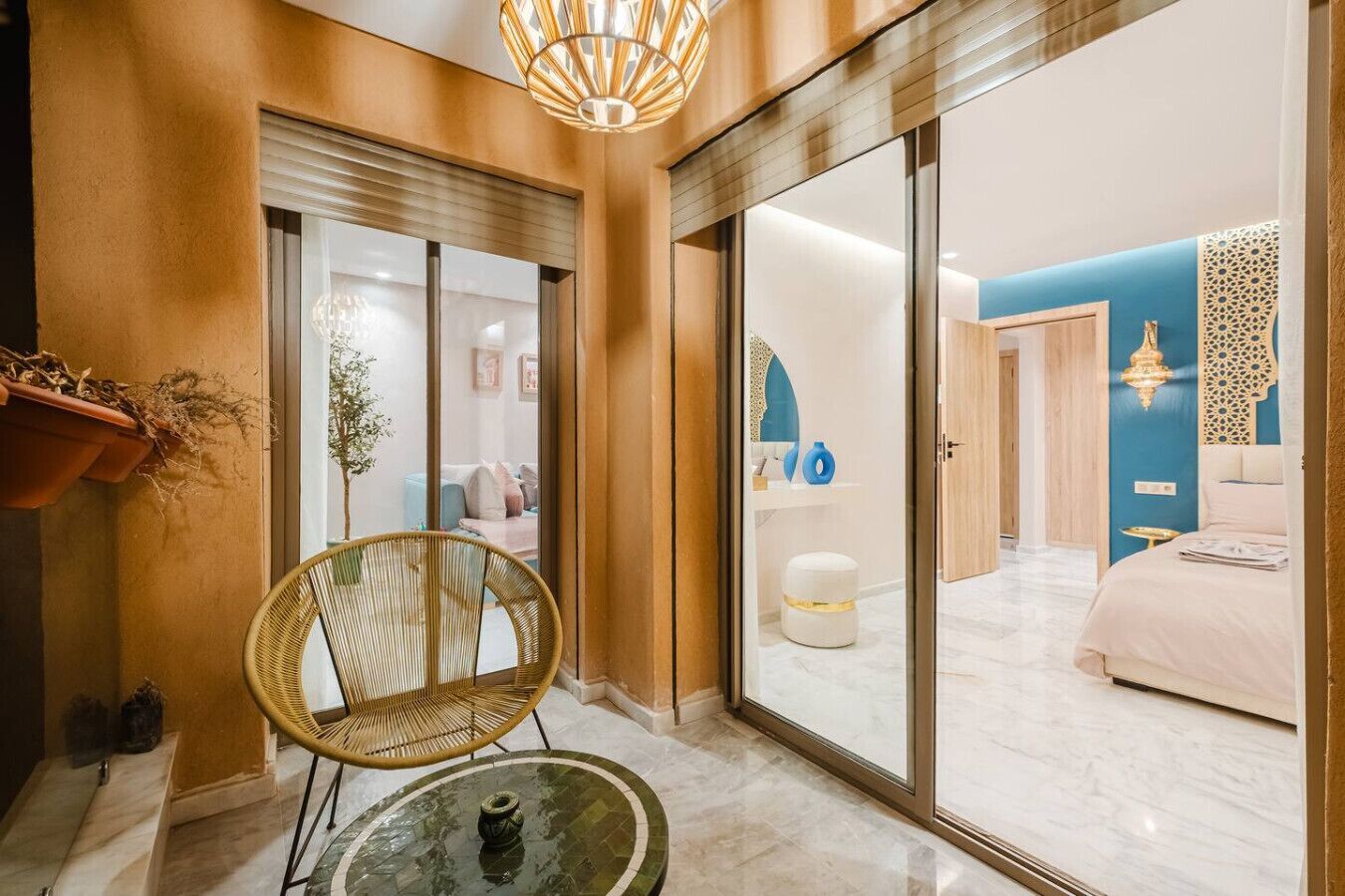 1 dormitorio, escritorio, tabla de planchar con plancha y wifi