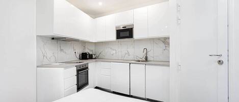 Køleskab, mikrobølgeovn, ovn, kogeplade