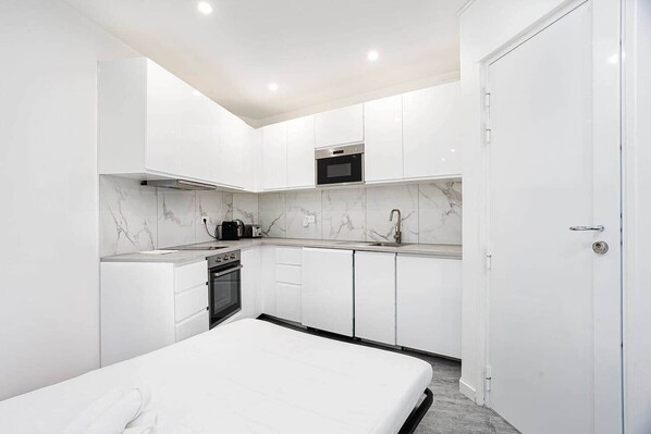 Kühlschrank, Mikrowelle, Ofen, Herdplatte