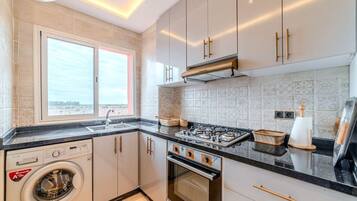 Réfrigérateur, micro-ondes, four, plaque de cuisson