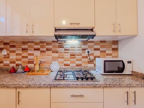 ثلاجة، ميكروويف، فرن، مستلزمات طهي/أطباق/أوعية