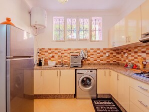 Kühlschrank, Mikrowelle, Ofen, Kochgeschirr/Geschirr/Besteck