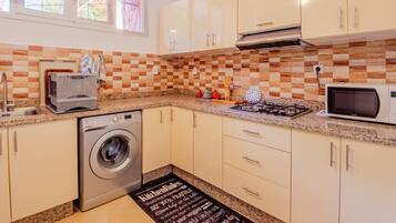 Geladeira, micro-ondas, fogão, talheres/pratos/utensílios de cozinha