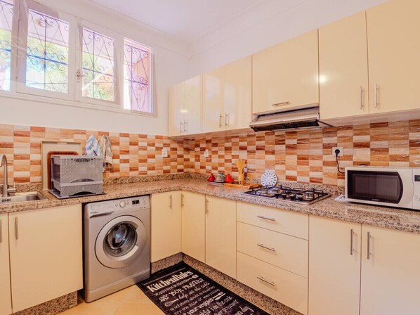 Køleskab, mikrobølgeovn, ovn, køkkentøj/tallerkener/redskaber