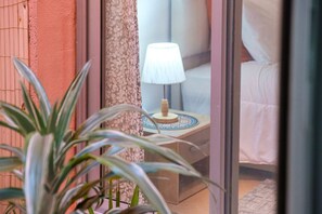 مكتب ومكواة/لوح كي وواي فاي وملاءات أسرّة