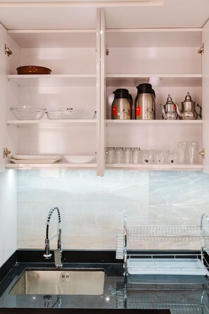 ثلاجة، ميكروويف، فرن، موقد طهي مسطح