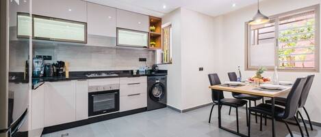 Kühlschrank, Mikrowelle, Ofen, Herdplatte