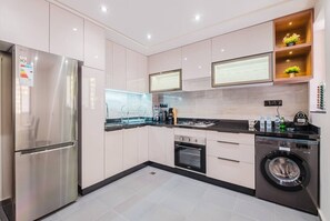 Køleskab, mikrobølgeovn, ovn, kogeplade