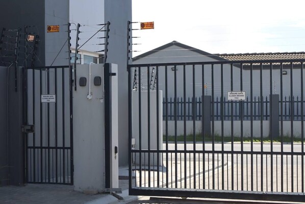 المنطقة المحيطة بالمنشأة