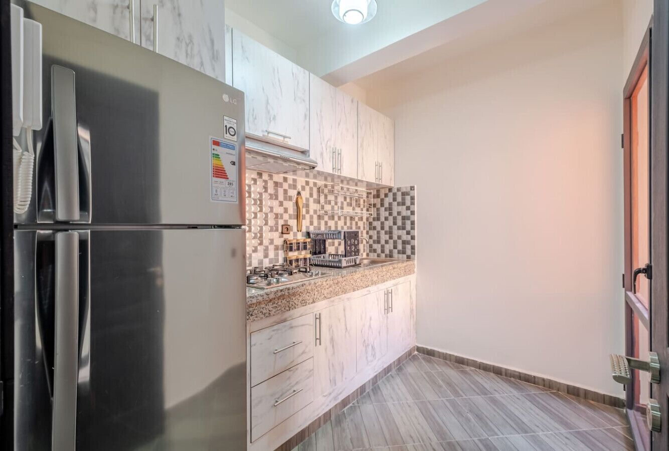 Kjøleskap, mikrobølgeovn, ovn og kjøkkenutstyr