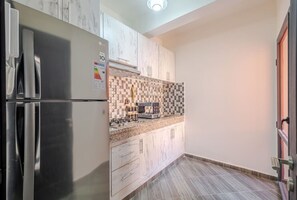 Kühlschrank, Mikrowelle, Ofen, Kochgeschirr/Geschirr/Besteck