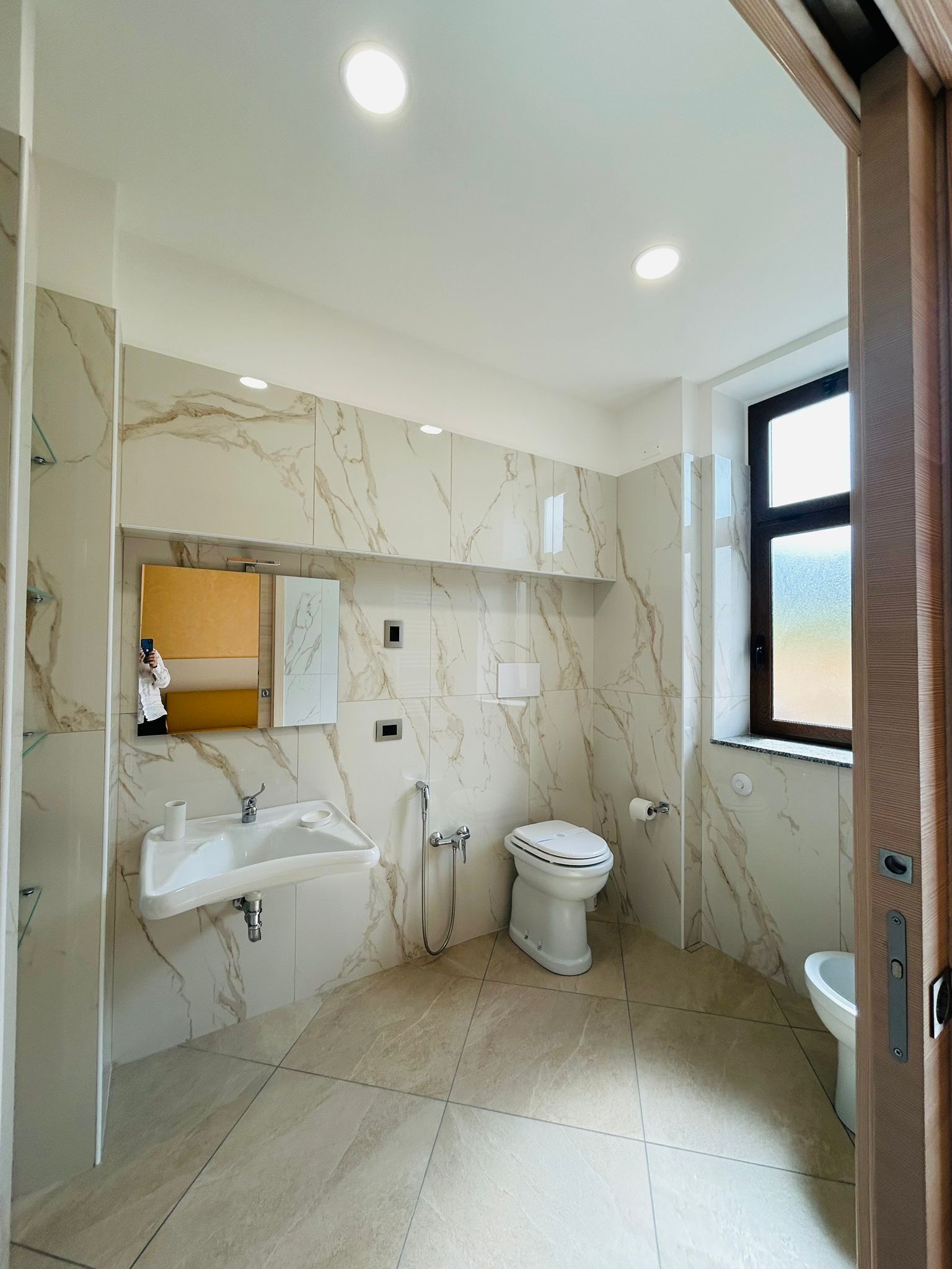 Sèche-cheveux, serviettes fournies, savon, papier toilette