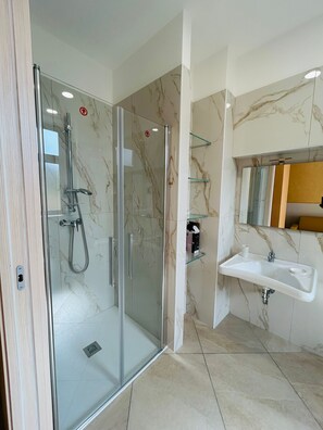 Hair dryer, towels, soap, toilet paper - New Borgo, genuine hospitality in a family environment. (Campogrande di tripi)