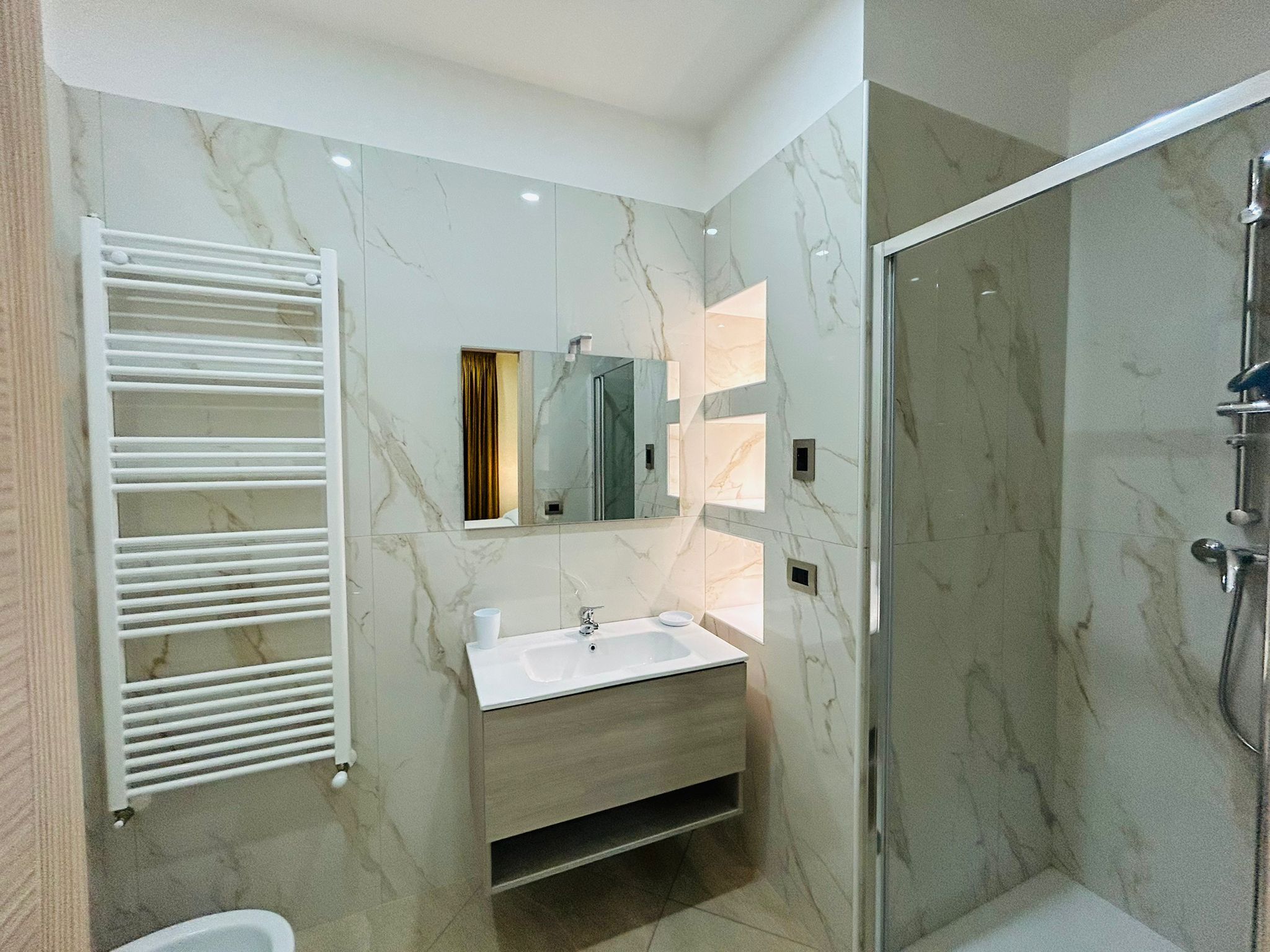 Haartrockner, Handtücher, Seife, Toilettenpapier