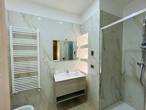 ヘアドライヤー、タオル、石鹸、トイレットペーパー