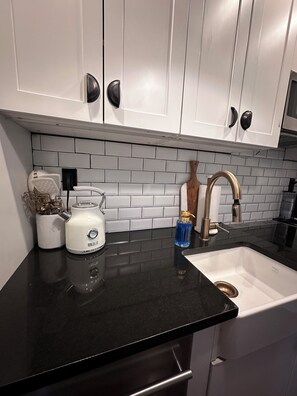 Mikrobølgeovn, ovn, kokeplater og oppvaskmaskin