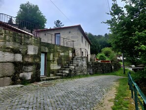 Exterior - Aurora Holiday Home with Mountain View, Wi-Fi and Air Conditioning (Campo do Gerês)