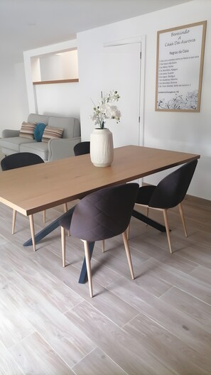 Dining - Aurora Holiday Home with Mountain View, Wi-Fi and Air Conditioning (Campo do Gerês)