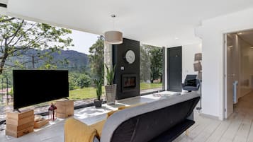 Een televisie en een open haard