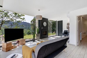 TV, fireplace - Holiday Home 'Casa do Chapim' with Mountain View, Wi-Fi and Air Conditioning (Campo do Gerês)