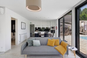 TV, fireplace - Holiday Home 'Casa do Chapim' with Mountain View, Wi-Fi and Air Conditioning (Campo do Gerês)