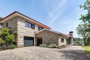 Exterior - Holiday Home 'Casa do Chapim' with Mountain View, Wi-Fi and Air Conditioning (Campo do Gerês)