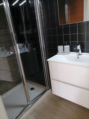 Shower, hair dryer, towels - Holiday Home 'Casa do Chapim' with Mountain View, Wi-Fi and Air Conditioning (Campo do Gerês)