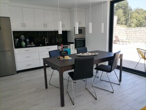 Dining - Holiday Home 'Casa do Chapim' with Mountain View, Wi-Fi and Air Conditioning (Campo do Gerês)