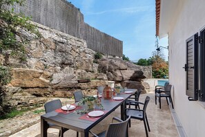 Outdoor dining - Holiday Home 'Casa do Chapim' with Mountain View, Wi-Fi and Air Conditioning (Campo do Gerês)