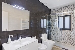 Shower, hair dryer, towels - Holiday Home 'Casa do Chapim' with Mountain View, Wi-Fi and Air Conditioning (Campo do Gerês)