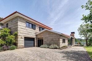 Exterior - Holiday Home 'Casa do Chapim' with Mountain View, Wi-Fi and Air Conditioning (Campo do Gerês)
