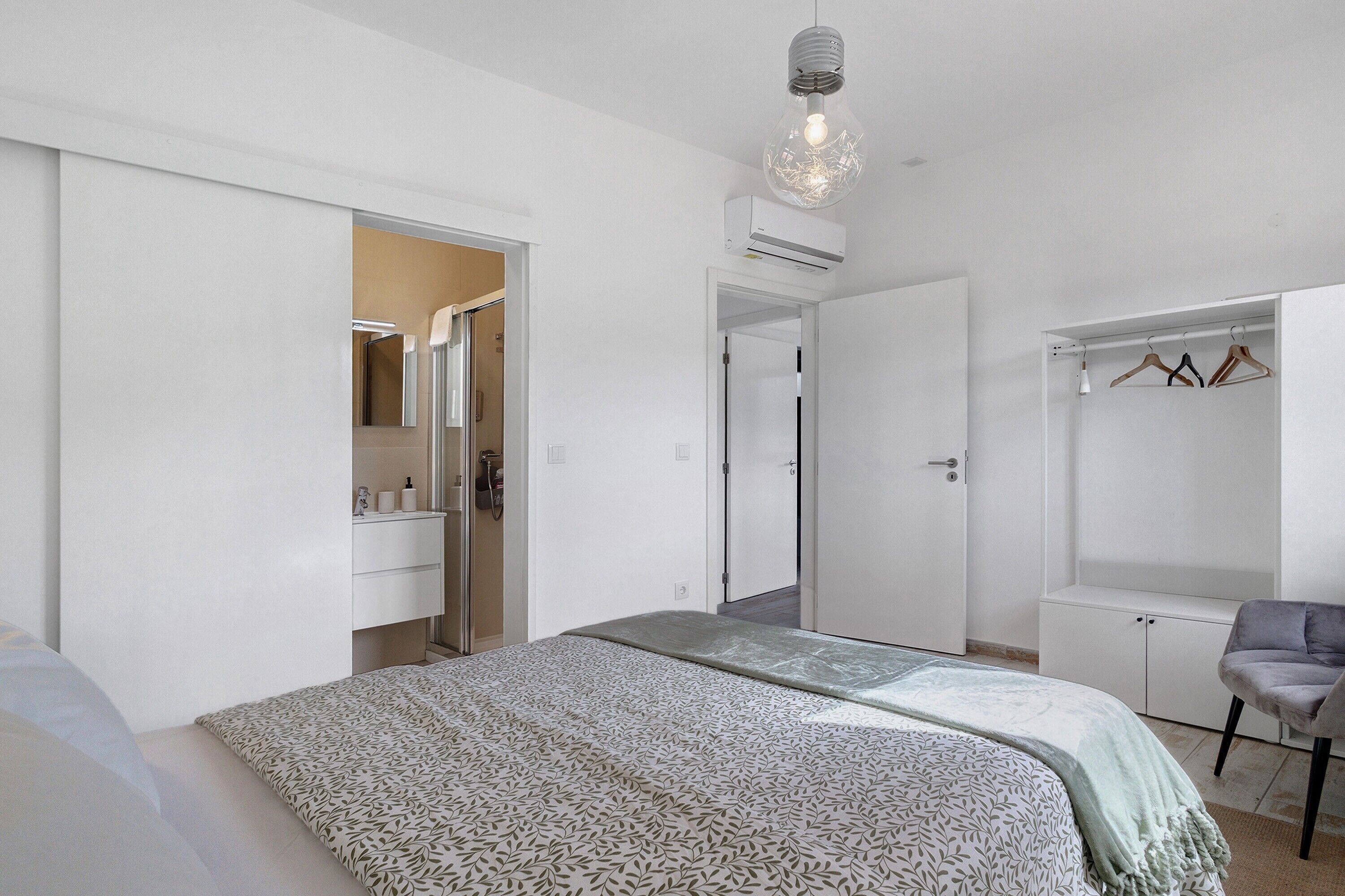 2 slaapkamers, een strijkplank/strijkijzer, wifi, beddengoed