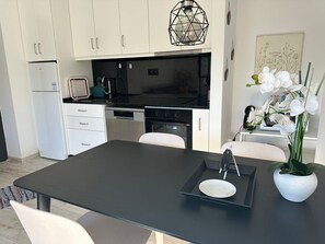 Réfrigérateur, micro-ondes, four, plaque de cuisson