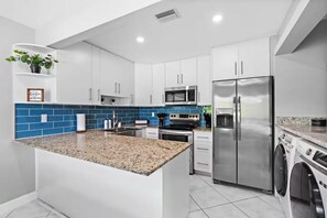 Køleskab, mikrobølgeovn, ovn, kogeplade