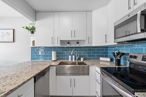 Køleskab, mikrobølgeovn, ovn, kogeplade