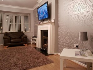 House, 3 Bedrooms, Smoking, Patio | Living room