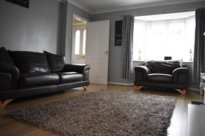 House, 3 Bedrooms, Smoking, Patio | Living room