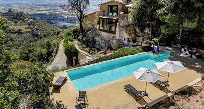 Casale Olea, Romantic retreat. Pool, Jacuzzi. A design jewel set on a rocky spur