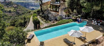 Casale Olea, Romantic retreat. Pool, Jacuzzi. A design jewel set on a rocky spur