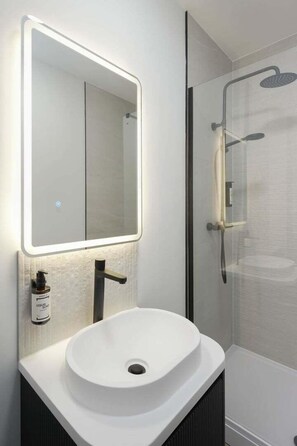 Exterior - Sixty Aparthotel 1bed, Central Cardiff + Parking (Cardiff)