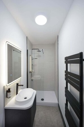 Exterior - Sixty Aparthotel 1bed, Central Cardiff + Parking (Cardiff)