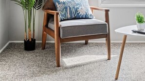 A chair with a cushion, a small table with a potted plant, and a tall plant in a pot. - Tremont · Group Suite · Prking · Mins to DT · Wifi (Cleveland)