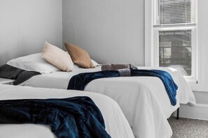 3 habitaciones, tabla de planchar con plancha, wifi y ropa de cama 