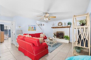 Living area - 3 Bedroom Home| Steps 2 Beach| Pet Friendly (North Myrtle Beach)